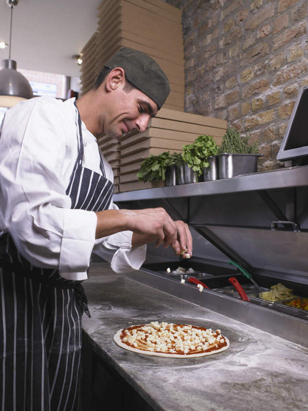 西方人,一个人,厨师,餐厅,站,投,竖图,室内,白天,侧面,工作服,制服,烹饪,西餐,厨房,桌面,桌子,帽子,欧洲,欧洲人,仅一个男性,仅一个人,仅一个中年男性,弯腰,木制,粉末,面粉,料理,食品,披萨,匹萨,粮食,注视,菜肴,美食,食物,木制品,快餐,低头,观察,看,站着,粉,西式,佳肴,观看,农产品,察看,比萨,关注,厨师帽,西式快餐,垃圾食品,原材料,意大利薄饼,弯身,粉状,垂头,工作制服,男人,男性,中年男性,白种人,厨师长,厨子,大厨,主厨,抛,扔,撒,站立,掷,半身,彩图,工作套服,灶间,餐馆,饭店,饭馆