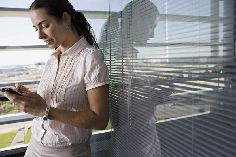 西方人,一个人,商务人士,商务女性,站,打电话,横图,全景,室内,白天,侧面,天际线,窗户,电话,手机,欧洲,欧洲人,仅一个女性,仅一个人,握,套装,时间,时钟,手表,拿,计时,拿着,注视,通讯设备,玻璃窗,天空,钟表,天,低头,观察,看,站着,仅一个中年女性,表,握着,观看,腕表,察看,关注,商务装,工薪阶层,垂头,交流,女人,女性,中年女性,白种人,白领,上班族,钟,沟通,通话,站立,半身,彩图