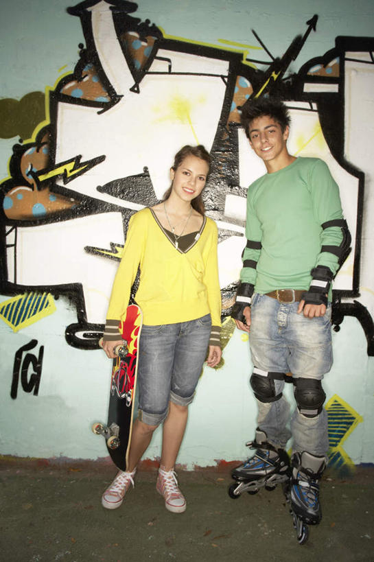 西方人,两个人,站,竖图,室外,白天,正面,爱情,锻炼,绘画,运动,滚轴溜冰,欧洲,欧洲人,握,服装,艺术,装饰,墙,旱冰鞋,溜冰鞋,浪漫,拿,拿着,注视,休闲装,文化,极限运动,壁画,墙壁,墙面,衣服,观察,看,站着,休闲,温暖,温馨,休闲服,轮滑鞋,恩爱,握着,恋人,服饰,滑板,观看,华丽,修饰,点缀,和睦,察看,双手插袋,关注,手插袋,滑冰鞋,双手抄兜,双手放兜,衬托,美观,雅致,雅观,单排轮滑,体育,溜冰,轮滑,男人,男性,年轻男性,年轻女性,女人,女性,白种人,情侣,插兜,画画,两手抄兜,两手放兜,手插兜,手放口袋,站立,半身,彩图,健身,伴侣,融洽,滑板运动,手抄兜