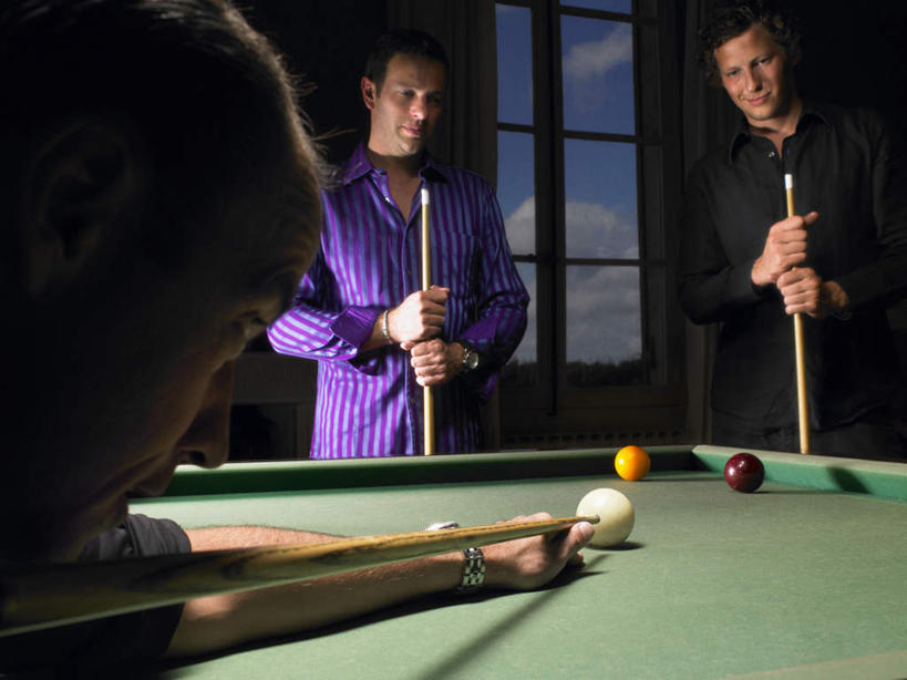 西方人,三个人,伙伴,朋友,站,横图,室内,夜晚,正面,友谊,台球,窗户,欧洲,欧洲人,弯腰,握,撞球,阴影,服装,光线,球杆,影子,墙,灯光,拿,拿着,注视,休闲装,运动器械,玻璃窗,墙壁,墙面,彩球,衣服,观察,看,站着,休闲,休闲服,健身器械,握着,服饰,观看,察看,台球桌,关注,对准,瞄准,健身器材,斯诺克,弯身,斯诺克球,斯诺克台球,友情,桌球,男人,男性,年轻男性,中年男性,白种人,站立,半身,彩图,运动器材