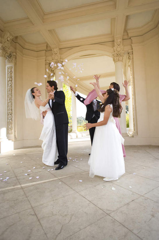 西方人,儿童,老年人,夫妻,母亲,父亲,女儿,祖母,祖父,新娘,新郎,三代同堂,站,投,举,握手,竖图,彩色,室内,白天,仰视,婚纱,西装,爱情,婚礼,跳舞,快乐,纯洁,欧洲,欧洲人,五个人,套装,头纱,服装,正装,庆祝,装饰,墙,纸屑,许多人,结婚,浪漫,注视,职业装,祖孙三代,墙壁,墙面,小孩,衣服,观察,看,托,站着,一群人,温暖,温馨,喜庆,父女,母女,恩爱,父爱,可爱,母爱,童年,童趣,恋人,服饰,奶奶,爷爷,观看,纪念,祖孙,五颜六色,华丽,修饰,碎纸,点缀,和睦,察看,衣着,穿着,关注,五彩缤纷,舞姿,花童,碎纸条,童真,烂漫,无邪,外婆,外孙女,外祖母,外公,外祖父,衬托,美观,雅致,雅观,绚烂,衣饰,小傧相,五彩纸屑,天真,老年男性,老年女性,男人,男性,年轻男性,年轻女性,女孩,女人,女性,白种人,孩子,年轻人,夫妇,情侣,全家福,孙女,搀手,举起,举手,举着,拉手,抛,扔,撒,手搀手,手拉手,手牵手,手握手,向上举,向上伸,向上托,站立,掷,彩图,低角度拍摄,全身,婚礼服,礼服,高兴,舞蹈,婚礼头纱,伴侣,融洽,女生,爸爸,多代同堂,妈妈