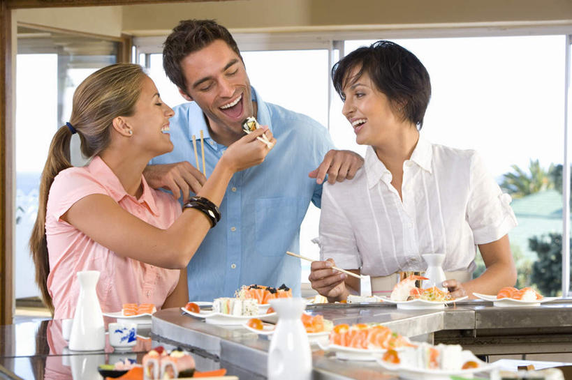 米饭,寿司,西方人,三个人,家庭,夫妻,伙伴,朋友,餐厅,站,坐,笑,搬运,微笑,露齿笑,横图,室内,白天,正面,爱情,烹饪,友谊,窗户,筷子,落地窗,桌面,桌子,餐具,欧洲,欧洲人,握,服装,朦胧,模糊,传输,木制,碟子,盘,陶瓷,墙,日本料理,料理,食品,陶瓷制品,饭,浪漫,拿,拿着,扭头,注视,休闲装,文化,传统,菜肴,美食,玻璃窗,墙壁,墙面,装饰品,食物,衣服,盘子,木制品,瓶子,容器,饰品,手链,首饰,碟,碗,日式料理,观察,看,站着,张嘴,转头,休闲,日式,温暖,温馨,一家人,休闲服,恩爱,搭,握着,运输,恋人,服饰,手镯,佳肴,观看,储藏,礼节,五谷,传送带,和睦,察看,便利,传送,储存,搭着,关注,载具,醋饭,礼仪,镯子,张大嘴巴,传输带,方便,寿司店,四喜饭,友情,男人,男性,女人,女性,中年男性,中年女性,白种人,夫妇,情侣,进餐用具,张开嘴,站立,坐着,半身,彩图,餐馆,饭店,饭馆,回转寿司,旋转寿司,伴侣,融洽,贮存