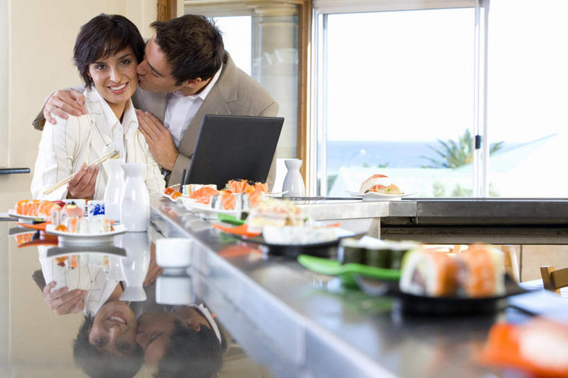 米饭,寿司,西方人,中年人,两个人,家庭,夫妻,餐厅,站,坐,笑,吻,搬运,微笑,露齿笑,横图,室内,白天,正面,爱情,烹饪,电脑,笔记本电脑,窗户,筷子,落地窗,桌面,桌子,餐具,欧洲,欧洲人,握,服装,朦胧,模糊,传输,网络,木制,碟子,盘,陶瓷,墙,日本料理,料理,食品,陶瓷制品,饭,浪漫,拿,拿着,注视,休闲装,文化,通讯设备,传统,菜肴,美食,玻璃窗,墙壁,墙面,食物,衣服,黑色,盘子,木制品,瓶子,容器,碟,碗,日式料理,观察,看,站着,休闲,日式,温暖,温馨,一家人,休闲服,恩爱,搭,握着,运输,恋人,服饰,佳肴,观看,储藏,礼节,一台,五谷,传送带,和睦,察看,便利,无线,传送,储存,搭着,关注,载具,醋饭,礼仪,通信设备,无线网络,传输带,无线上网,便携式电脑,方便,寿司店,四喜饭,手提电脑,男人,男性,女人,女性,中年男性,中年女性,白种人,夫妇,情侣,进餐用具,亲,亲吻,站立,坐着,半身,彩图,餐馆,饭店,饭馆,回转寿司,旋转寿司,伴侣,融洽,贮存