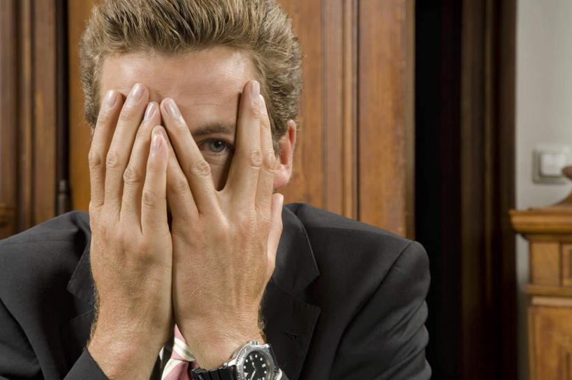 西方人,脸,头,脸颊,手,一个人,商务人士,商务男性,横图,室内,特写,白天,正面,衬衫,欧洲,欧洲人,双手,仅一个男性,仅一个人,仅一个中年男性,套装,时间,时钟,手表,领带,计时,注视,肩膀,钟表,观察,看,手部,表,遮,遮掩,观看,腕表,察看,掩盖,遮挡,象征,庄重,关注,商务装,身份,工薪阶层,遮盖,正式,地位,掩饰,男人,男性,中年男性,白种人,头部,脸部,脸蛋,面部,白领,上班族,钟,半身,彩图,衬衣