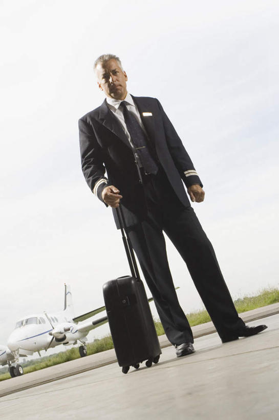 西方人,一个人,飞行员,机场,站,竖图,室外,白天,仰视,草地,草坪,植物,飞机,飞机场,欧洲,欧洲人,仅一个男性,仅一个人,停靠,阴影,光线,拉杆箱,旅行箱,影子,注视,航空,草,绿色,天空,阳光,行李箱,箱子,停机坪,交通工具,天,扶,观察,看,站着,仅一个老年男性,一架,观看,出差,直升机,直升飞机,察看,扶着,关注,载具,老年男性,男人,男性,白种人,飞行人员,站立,彩图,低角度拍摄,全身,旅行