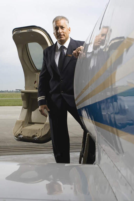 西方人,一个人,飞行员,机场,站,笑,微笑,竖图,室外,白天,正面,草地,草坪,植物,飞机,飞机场,欧洲,欧洲人,仅一个男性,仅一个人,阴影,光线,影子,注视,航空,草,绿色,天空,阳光,停机坪,交通工具,天,扶,观察,看,站着,仅一个老年男性,一架,观看,直升机,直升飞机,察看,扶着,关注,载具,老年男性,男人,男性,白种人,飞行人员,站立,半身,彩图