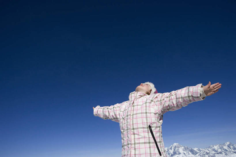 西方人,儿童,一个人,站,伸展双臂,横图,室外,白天,仰视,纯洁,山,雪,雪山,大雪,欧洲,欧洲人,仅一个女性,仅一个人,阴影,服装,光线,影子,冰,积雪,山峰,雪景,冬季,冬天,山峦,小孩,衣服,蓝色,蓝天,天空,阳光,天,站着,仅一个小孩,温暖,棉衣,寒冷,可爱,童年,童趣,服饰,晴朗,保暖,冰冷,御寒,童真,烂漫,无邪,棉袄,万里无云,严寒,冰凉,酷寒,凛冽,凛凛,极冷,棉服,冬装,天真,女孩,女人,女性,白种人,孩子,晴空,晴空万里,敞开双臂,伸开双臂,展开双肩,站立,张开手臂,张开双臂,半身,彩图,低角度拍摄,袄子,棉被服,女生