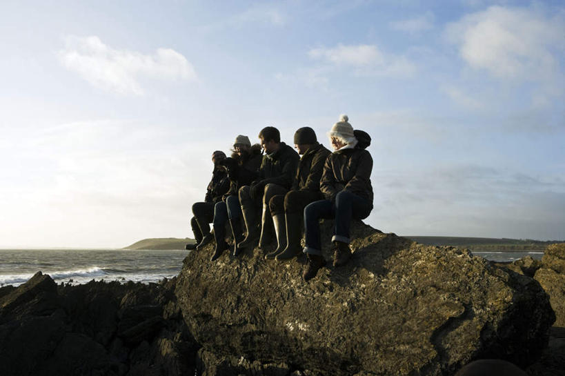 西方人,伙伴,朋友,坐,横图,室外,白天,正面,友谊,海浪,海洋,礁石,石头,帽子,欧洲,欧洲人,五个人,一排,阴影,服装,整齐,光线,石子,影子,浪花,云,云朵,许多人,云彩,注视,排列,衣服,蓝色,白云,蓝天,天空,阳光,海水,天,观察,看,一群人,温暖,棉衣,服饰,晴朗,观看,保暖,察看,御寒,队列,关注,海景,棉袄,棉帽,棉服,冬装,友情,男人,男性,年轻女性,女人,女性,中年男性,中年女性,白种人,大海,风浪,海,海水的波动,礁,近岸浪,石块,岩石,涌浪,晴空,坐着,彩图,全身,袄子,棉被服
