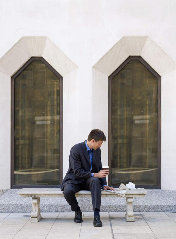 咖啡,西方人,一个人,商务人士,商务男性,广场,坐,竖图,室外,白天,正面,衬衫,午餐,幸福,门,杯子,欧洲,欧洲人,仅一个男性,仅一个人,仅一个中年男性,握,套装,凳子,墙,地面,一杯,拿,拿着,注视,娱乐,墙壁,墙面,饮料,纸制品,门框,观察,看,享受,休闲,温馨,放松,乐趣,握着,观看,外卖,纸杯,察看,提神,舒适,关注,一次性杯子,醒脑,商务装,工薪阶层,软饮料,男人,男性,中年男性,白种人,白领,上班族,坐着,彩图,全身,衬衣