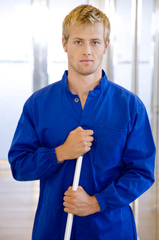 西方人,一个人,清洁工,站,竖图,室内,白天,正面,工作服,制服,窗户,落地窗,欧洲,欧洲人,仅一个男性,仅一个人,握,阴影,反射,工具,扫帚,影子,走道,走廊,过道,注视,玻璃窗,仅一个年轻男性,蓝色,观察,看,清洁,站着,握着,观看,扫把,察看,卫生,关注,保洁,清洁员,保洁员,笤帚,清洁人员,工作制服,男人,男性,年轻男性,白种人,清洁工人,站立,半身,彩图,工作套服