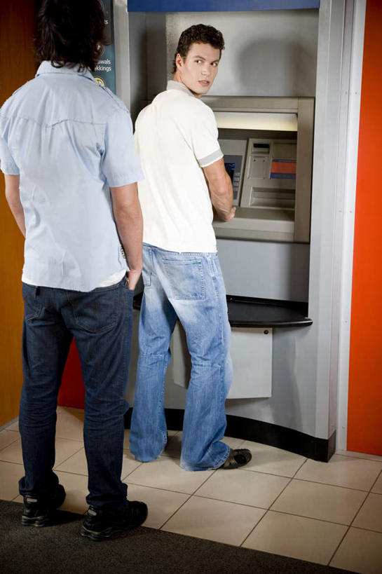 西方人,两个人,站,竖图,室外,白天,取款机,欧洲,欧洲人,握,服装,裤子,列队,拿,拿着,扭头,注视,牛仔裤,休闲装,背面,衣服,观察,看,排队,站着,转头,休闲,休闲服,握着,服饰,观看,犯罪,察看,双手插袋,关注,手插袋,盗窃,偷窃,atm机,自动柜员机,双手抄兜,双手放兜,小偷,窃贼,盗贼,贼,偷盗,自动取款机,男人,男性,年轻男性,白种人,插兜,两手抄兜,两手放兜,手插兜,手放口袋,站立,彩图,全身,手抄兜