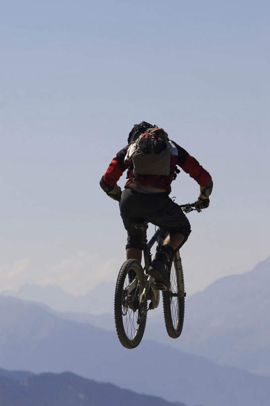 西方人,一个人,坐,跳,竖图,室外,白天,仰视,运动服,锻炼,旅游,度假,运动,草地,草坪,山,山脉,植物,自行车,帽子,欧洲,欧洲人,仅一个男性,仅一个人,一辆,握,阴影,服装,光线,包,头盔,影子,山峰,山峦,半空,拿,山地车,旅行包,拿着,娱乐,车,脚踏车,草,仅一个年轻男性,一个,衣服,蓝色,绿色,蓝天,天空,阳光,安全帽,背包,交通工具,群山,天,享受,休闲,放松,握着,服饰,晴朗,单个,衣着,穿着,载具,室外运动,下降,降落,户外运动,山地自行车,万里无云,一顶,旅游包,衣饰,降低,下跌,下落,男人,男性,年轻男性,白种人,晴空,晴空万里,跳跃,坐着,彩图,低角度拍摄,全身,健身,双肩包,运动装