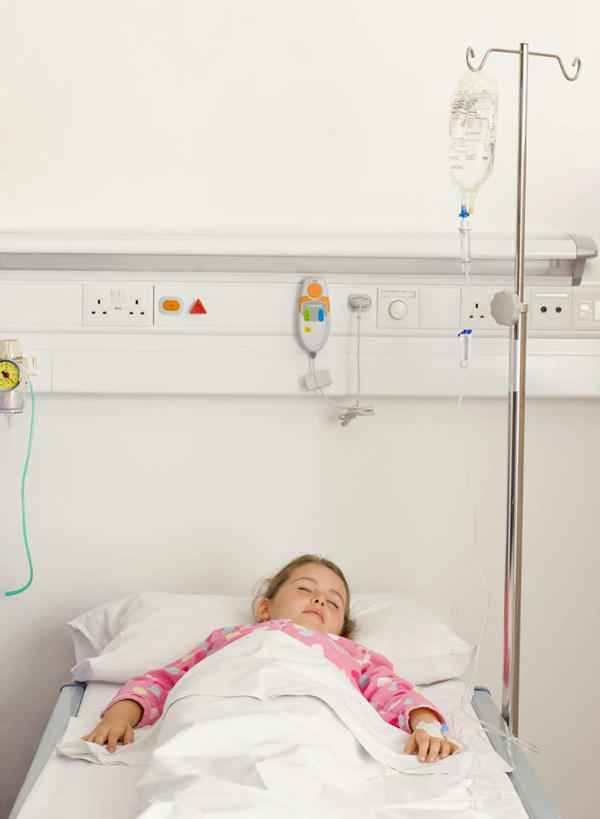 西方人,儿童,一个人,医院,躺,闭眼,睡,竖图,俯视,室内,白天,纯洁,床,欧洲,欧洲人,仅一个女性,仅一个人,不锈钢,睡衣,服装,不锈钢制品,墙,床单,被子,墙壁,墙面,小孩,衣服,病床,仅一个小孩,针管,针筒,可爱,童年,童趣,注射,服饰,医疗,医疗设备,注射器,被单,输液,衣着,穿着,医疗器械,童真,打点滴,烂漫,无邪,医疗机构,输液架,输液瓶,静脉输液,寝衣,衣饰,医疗用具,卧着,天真,女孩,女人,女性,白种人,孩子,闭眼睛,闭着眼,闭着眼睛,困,困觉,寝息,睡觉,躺着,卧,半身,彩图,高角度拍摄,病院,诊所,护理床,医疗床,女生