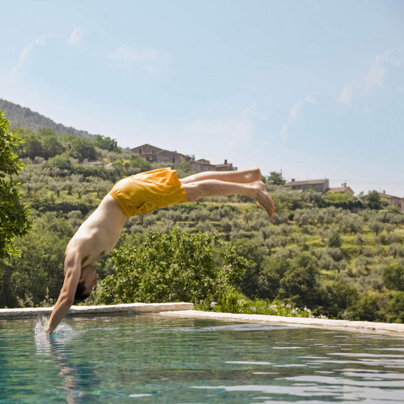 西方人,一个人,体育馆,游泳池,跳,举,方图,室外,白天,侧面,石头,山,山脉,水,植物,欧洲,欧洲人,仅一个男性,仅一个人,阴影,光线,石子,影子,山峰,水池,水面,云,云朵,山峦,云彩,注视,泳池,裸露,树,树木,仅一个年轻男性,蓝色,绿色,白云,蓝天,天空,阳光,自然,群山,天,观察,看,托,生长,晴朗,成长,观看,察看,游泳馆,关注,下降,裸,降落,降低,下跌,下落,男人,男性,年轻男性,白种人,石块,岩石,晴空,举起,举手,举着,跳跃,向上举,向上伸,向上托,彩图,全身