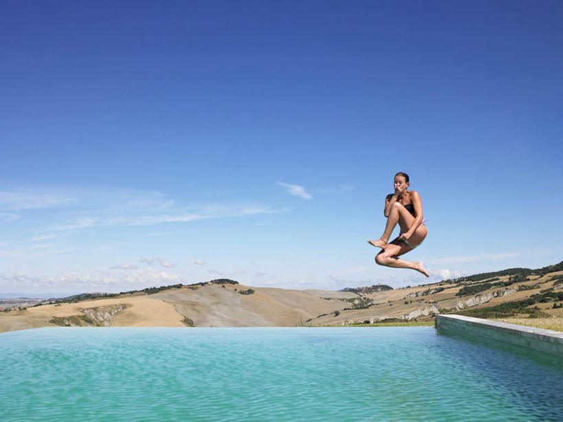 西方人,一个人,体育馆,游泳池,跳,横图,室外,白天,正面,泳装,比基尼,石头,山,山脉,水,植物,欧洲,欧洲人,仅一个年轻女性,仅一个女性,仅一个人,握,阴影,光线,石子,影子,山峰,水池,水面,云,云朵,山峦,拿,云彩,拿着,注视,泳池,树,树木,蓝色,绿色,白云,蓝天,天空,阳光,自然,群山,天,观察,看,抬脚,握着,生长,晴朗,成长,观看,察看,游泳馆,关注,下降,降落,降低,下跌,下落,年轻女性,女人,女性,白种人,石块,岩石,晴空,跳跃,彩图,全身,三点式,泳衣