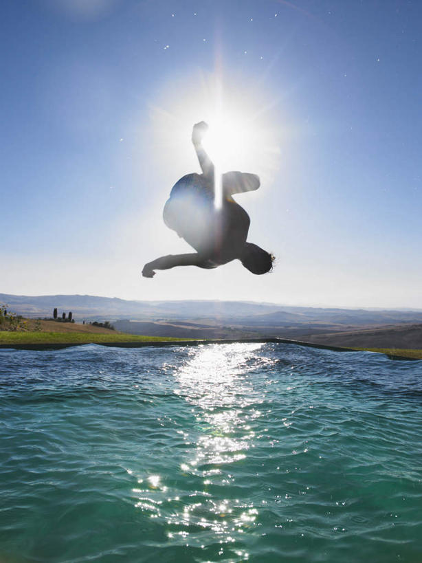 西方人,一个人,体育馆,游泳池,跳,伸展双臂,竖图,室外,白天,石头,山,山脉,水,植物,欧洲,欧洲人,仅一个男性,仅一个人,仅一个中年男性,阴影,光线,石子,影子,山峰,水池,水面,山峦,注视,泳池,裸露,树,树木,背面,蓝色,绿色,蓝天,天空,阳光,自然,群山,天,观察,看,抬脚,生长,晴朗,成长,观看,察看,游泳馆,关注,下降,裸,降落,万里无云,降低,下跌,下落,男人,男性,中年男性,白种人,石块,岩石,晴空,晴空万里,敞开双臂,伸开双臂,跳跃,展开双肩,张开手臂,张开双臂,彩图,全身,眩光