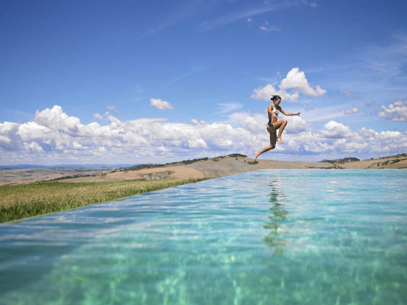 西方人,一个人,体育馆,游泳池,跳,举,横图,室外,白天,侧面,泳装,比基尼,石头,山,山脉,水,植物,欧洲,欧洲人,仅一个年轻女性,仅一个女性,仅一个人,阴影,光线,石子,影子,山峰,水池,水面,云,云朵,山峦,云彩,注视,泳池,树,树木,蓝色,绿色,白云,蓝天,天空,阳光,自然,群山,天,观察,看,托,抬脚,生长,晴朗,成长,观看,察看,游泳馆,关注,下降,降落,降低,下跌,下落,年轻女性,女人,女性,白种人,石块,岩石,晴空,举起,举手,举着,跳跃,向上举,向上伸,向上托,彩图,全身,三点式,泳衣