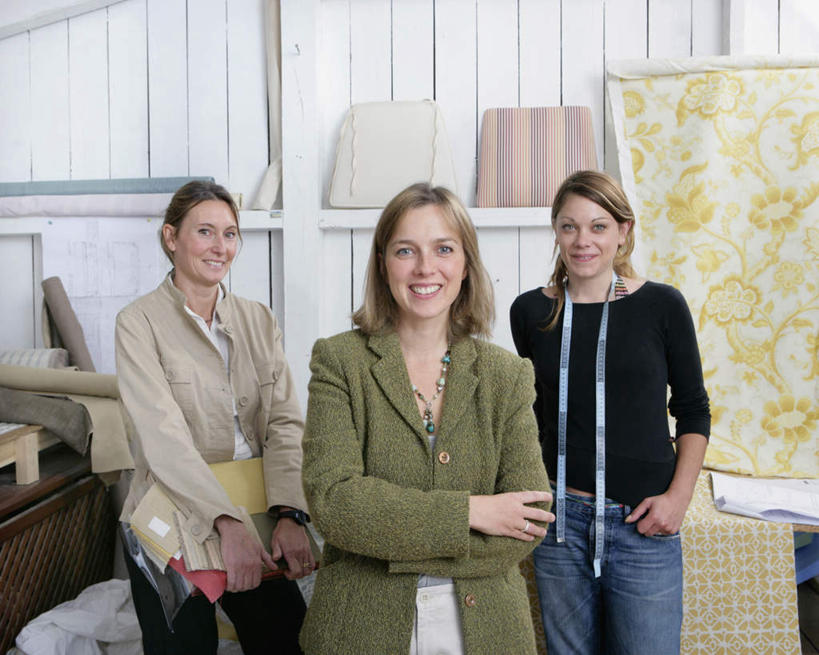 西方人,三个人,伙伴,朋友,站,笑,双手交叉,微笑,露齿笑,横图,室内,白天,正面,友谊,合作,团队,沙发,欧洲,欧洲人,花纹,服装,测量,布,皮尺,图案,刻度,墙,布纹,休闲装,墙壁,墙面,衣服,尺,靠,靠着,站着,保养,休闲,休闲服,战略,保健,服饰,测量工具,布匹,尺子,减肥,双手抱胸,腰围尺,双手插袋,瘦身,手插袋,布艺沙发,量具,量仪,塑料卷尺,双手抄兜,双手放兜,联合,合谋,配合,协作,年轻女性,女人,女性,中年女性,白种人,插兜,两手抄兜,两手放兜,手插兜,手放口袋,站立,半身,彩图,手抄兜