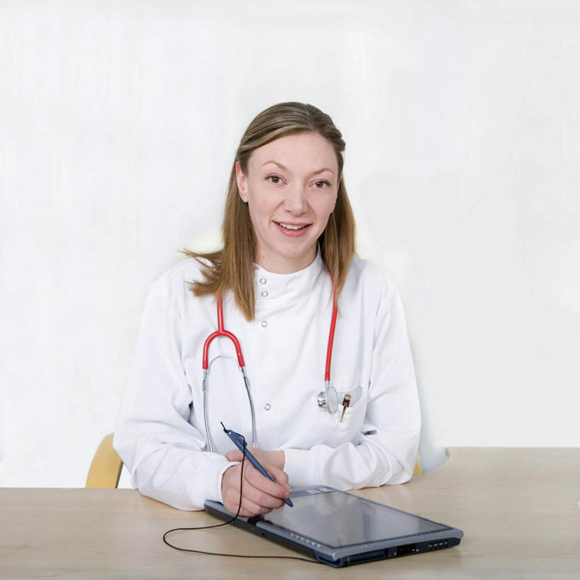 西方人,一个人,医生,医院,坐,笑,微笑,露齿笑,竖图,室内,白天,正面,工作服,制服,商务,科技,桌子,椅子,欧洲,欧洲人,仅一个年轻女性,仅一个女性,仅一个人,握,科学,笔,办公桌,办公用品,拿,拿着,注视,文具,听诊器,学习用品,观察,记录,看,医护人员,医疗人员,便捷,联络,握着,通信,观看,掌上电脑,文具用品,察看,医疗设备,科学技术,关注,医疗器械,液晶,医疗工具,医疗机构,PDA掌上电脑,个人数字助理,轻巧,工作制服,检测工具,年轻女性,女人,女性,白种人,大夫,坐着,半身,彩图,工作套服,办公,病院,诊所