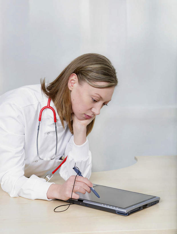 西方人,一个人,医生,医院,竖图,室内,白天,正面,工作服,制服,商务,科技,桌子,欧洲,欧洲人,仅一个年轻女性,仅一个女性,仅一个人,撑,握,科学,笔,办公桌,墙,办公用品,拿,拿着,托腮,注视,墙壁,墙面,文具,听诊器,学习用品,观察,记录,看,托,医护人员,医疗人员,便捷,联络,握着,通信,观看,掌上电脑,文具用品,察看,医疗设备,科学技术,关注,托下巴,医疗器械,液晶,医疗工具,医疗机构,PDA掌上电脑,个人数字助理,轻巧,工作制服,检测工具,年轻女性,女人,女性,白种人,大夫,半身,彩图,工作套服,办公,病院,诊所