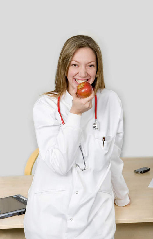 西方人,一个人,医生,医院,站,笑,吃,微笑,露齿笑,竖图,室内,白天,正面,工作服,制服,商务,科技,桌子,苹果,水果,欧洲,欧洲人,仅一个年轻女性,仅一个女性,仅一个人,握,新鲜,科学,办公桌,墙,生食,食品,果实,拿,拿着,注视,墙壁,墙面,食物,一个,听诊器,观察,记录,看,站着,医护人员,医疗人员,便捷,联络,握着,通信,有机食品,绿色食品,单个,观看,掌上电脑,察看,医疗设备,科学技术,关注,医疗器械,液晶,医疗工具,医疗机构,PDA掌上电脑,个人数字助理,轻巧,工作制服,检测工具,年轻女性,女人,女性,白种人,大夫,嚼,食,站立,半身,彩图,工作套服,办公,病院,诊所