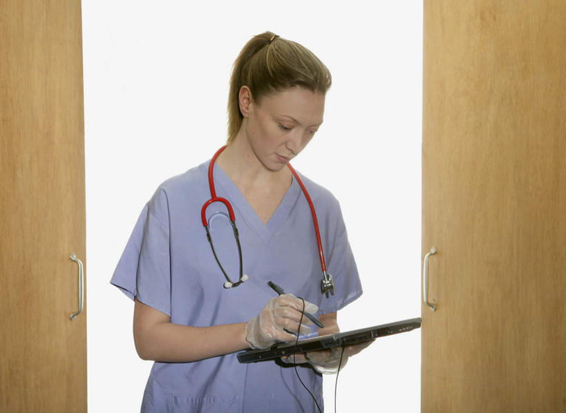 西方人,一个人,医生,医院,站,横图,室内,白天,正面,工作服,制服,商务,科技,门,欧洲,欧洲人,仅一个年轻女性,仅一个女性,仅一个人,握,科学,笔,办公用品,拿,拿着,注视,文具,听诊器,学习用品,门框,观察,记录,看,站着,医护人员,医疗人员,便捷,联络,握着,通信,观看,掌上电脑,文具用品,察看,医疗设备,科学技术,关注,医疗器械,液晶,医疗工具,医疗机构,PDA掌上电脑,个人数字助理,轻巧,工作制服,检测工具,年轻女性,女人,女性,白种人,大夫,站立,半身,彩图,工作套服,办公,病院,诊所