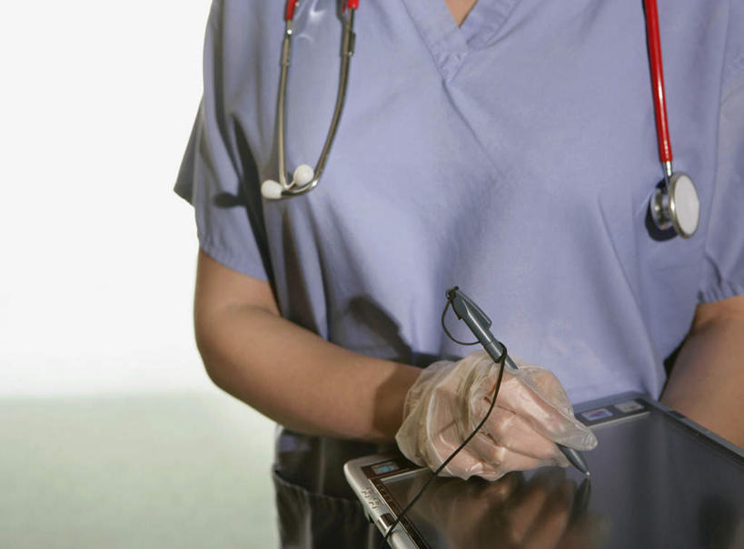 西方人,手,胸,一个人,医生,医院,站,横图,室内,特写,白天,正面,工作服,制服,商务,科技,欧洲,欧洲人,仅一个年轻女性,仅一个女性,仅一个人,握,科学,笔,办公用品,拿,拿着,注视,文具,手套,听诊器,学习用品,观察,记录,看,站着,医护人员,医疗人员,手部,橡胶,便捷,联络,握着,通信,观看,单手,掌上电脑,文具用品,察看,医疗设备,科学技术,关注,医疗器械,液晶,橡胶手套,医疗工具,橡胶制品,医疗机构,医用手套,PDA掌上电脑,个人数字助理,轻巧,工作制服,检测工具,年轻女性,女人,女性,白种人,胸部,大夫,站立,半身,彩图,工作套服,办公,病院,诊所