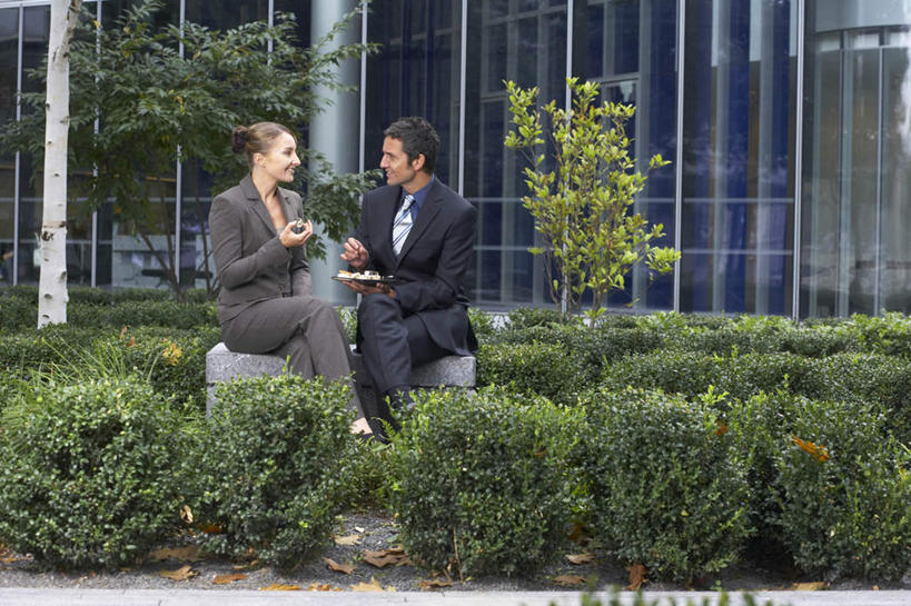 米饭,寿司,西方人,两个人,商务人士,商务男性,商务女性,高楼大厦,坐,吃,横图,室外,白天,正面,衬衫,爱情,烹饪,办公楼,植物,大厦,建筑,摩天大楼,写字楼,欧洲,欧洲人,握,套装,日本料理,料理,食品,领带,饭,浪漫,拿,拿着,注视,菜肴,美食,相视,树,树木,食物,绿色,自然,楼宇,日式料理,观察,看,日式,温暖,温馨,面对面,商务楼,恩爱,握着,恋人,佳肴,生长,成长,观看,对视,五谷,和睦,察看,互视,象征,庄重,关注,醋饭,相对,商务装,身份,工薪阶层,相看,正式,地位,四喜饭,男人,男性,女人,女性,中年男性,中年女性,白种人,情侣,白领,上班族,嚼,食,坐着,半身,彩图,衬衣,大楼,高层建筑,高楼,摩天楼,伴侣,融洽