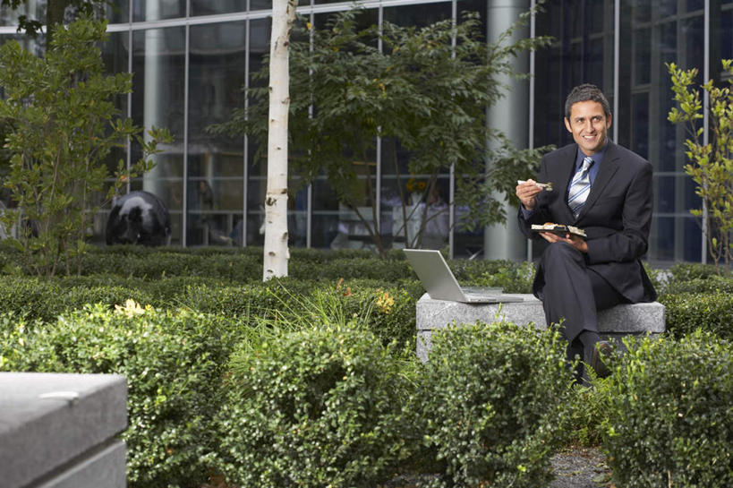 米饭,寿司,西方人,一个人,商务人士,商务男性,高楼大厦,坐,横图,室外,白天,正面,衬衫,烹饪,办公楼,电脑,笔记本电脑,树林,植物,大厦,建筑,摩天大楼,写字楼,椅子,欧洲,欧洲人,仅一个男性,仅一个人,仅一个中年男性,握,套装,网络,日本料理,料理,食品,饭,拿,拿着,注视,通讯设备,菜肴,美食,树,树木,食物,绿色,自然,楼宇,日式料理,观察,看,日式,商务楼,握着,佳肴,生长,成长,观看,五谷,察看,无线,关注,醋饭,通信设备,商务装,无线网络,无线上网,便携式电脑,工薪阶层,四喜饭,手提电脑,男人,男性,中年男性,白种人,白领,上班族,坐着,彩图,全身,衬衣,大楼,高层建筑,高楼,摩天楼