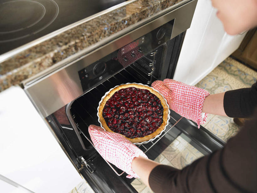 面食,西方人,手,一个人,站,捧,横图,俯视,室内,白天,烹饪,西餐,安全,餐具,厨具,欧洲,欧洲人,双手,仅一个年轻女性,仅一个女性,仅一个人,弯腰,服装,电器,碟子,烤炉,烤箱,盘,料理,食品,面点,防护,隔热手套,微波炉手套,休闲装,菜肴,美食,食物,衣服,盘子,手套,碟,站着,休闲,手部,休闲服,西式,服饰,佳肴,保护,派,家电,家用电器,炊具,烹饪用具,弯身,厨房手套,隔热,年轻女性,女人,女性,白种人,烹调用具,端,端着,烹调,捧着,手捧,站立,半身,彩图,高角度拍摄,小家电