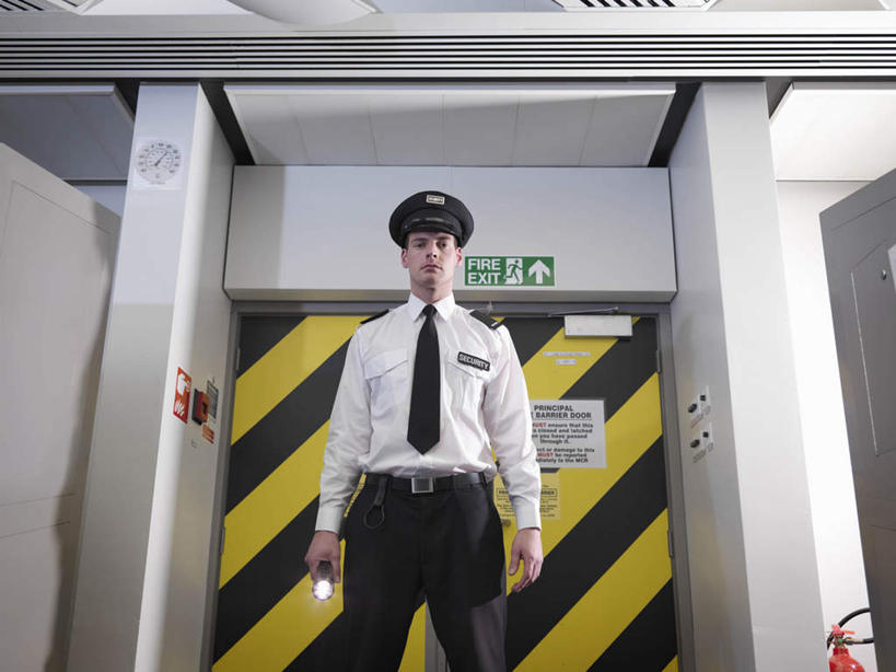 西方人,一个人,警察,警卫,站,横图,室内,白天,仰视,工作服,制服,门,帽子,照明,欧洲,欧洲人,仅一个男性,仅一个人,握,阴影,光线,影子,灯光,领带,拿,拿着,注视,灯,仅一个年轻男性,门框,观察,看,站着,握着,军帽,观看,照亮,察看,象征,庄重,照明设备,关注,身份,手电筒,电筒,手电,正式,地位,工作制服,男人,男性,年轻男性,白种人,保安,警卫员,看守,卫兵,站立,半身,彩图,低角度拍摄,工作套服