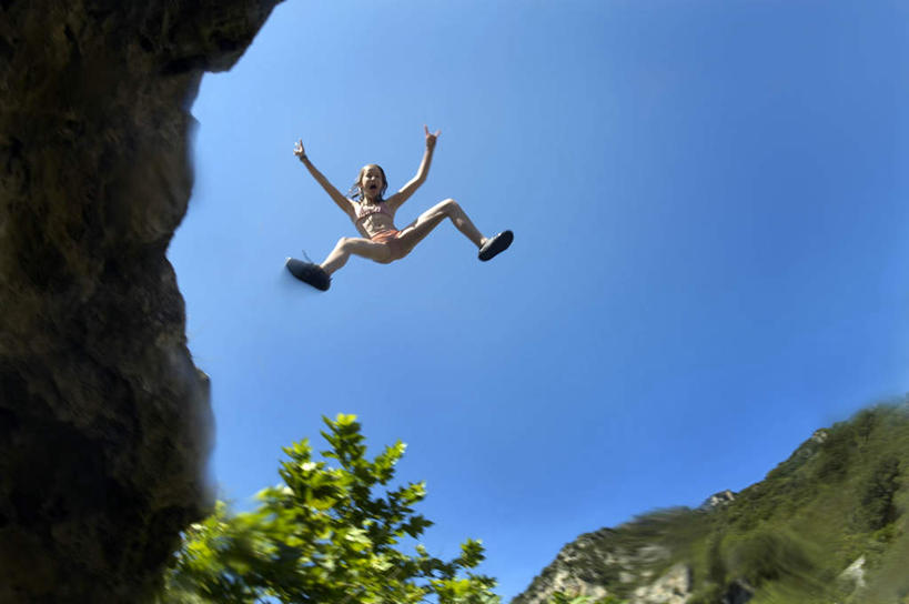 西方人,儿童,一个人,跳,举,伸展双臂,横图,室外,白天,仰视,纯洁,石头,山,山脉,植物,欧洲,欧洲人,仅一个女性,仅一个人,阴影,服装,光线,石子,影子,山峰,山峦,休闲装,树,树木,小孩,衣服,蓝色,绿色,蓝天,天空,阳光,自然,群山,天,托,仅一个小孩,休闲,休闲服,可爱,童年,童趣,服饰,生长,晴朗,成长,张开双腿,下降,降落,童真,烂漫,无邪,万里无云,降低,下跌,下落,展开双腿,天真,女孩,女人,女性,白种人,孩子,石块,岩石,晴空,晴空万里,敞开双臂,举起,举手,举着,伸开双臂,跳跃,向上举,向上伸,向上托,展开双肩,张开手臂,张开双臂,彩图,低角度拍摄,全身,女生,伸展双腿