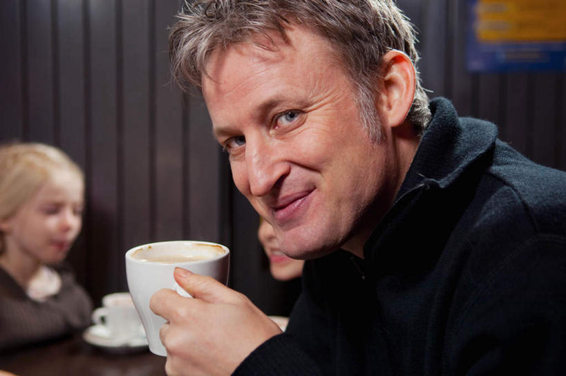 西方人,三个人,坐,笑,微笑,横图,室内,白天,正面,桌面,桌子,杯子,餐具,欧洲,欧洲人,行人,握,服装,朦胧,模糊,木制,瓷器,碟子,盘,墙,咖啡杯,陶瓷制品,拿,拿着,扭头,注视,休闲装,路人,墙壁,墙面,衣服,盘子,木制品,碟,观察,看,转头,休闲,休闲服,握着,服饰,观看,察看,关注,瓷杯,过客,男人,男性,女人,女性,中年男性,中年女性,白种人,坐着,半身,彩图