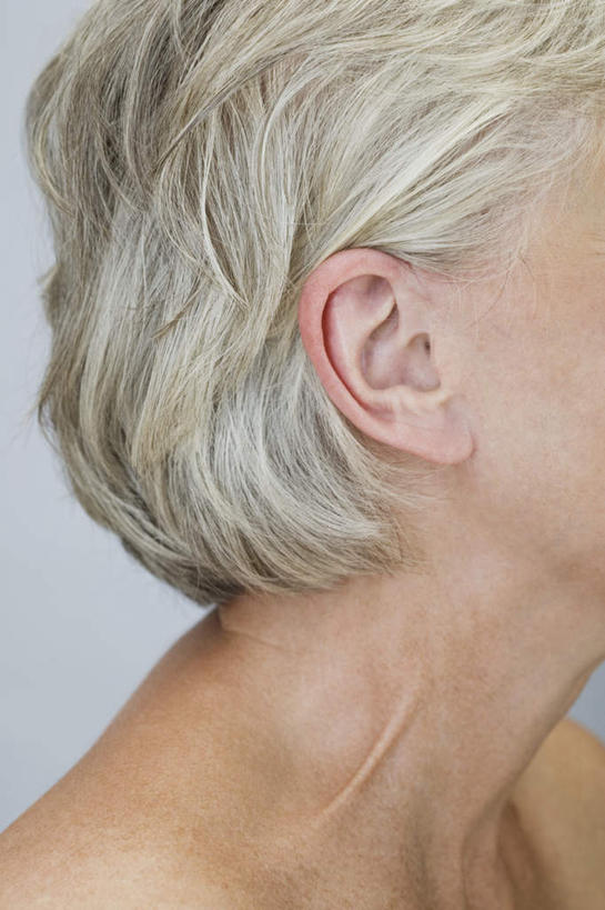 西方人,耳朵,脖子,一个人,竖图,室内,特写,白天,白色背景,侧面,欧洲,欧洲人,仅一个女性,仅一个人,听,裸露,白色,摄影,仅一个老年女性,影棚,裸,老年女性,女人,女性,白种人,卷发,脖,耳,耳部,颈,颈部,半身,彩图,影棚拍摄,拍摄,短发