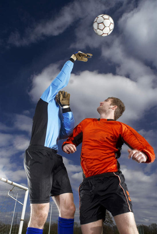 西方人,两个人,伙伴,朋友,运动员,足球场,跳,举,竖图,室外,白天,仰视,运动服,友谊,合作,团队,足球,草地,草坪,植物,欧洲,欧洲人,阴影,服装,光线,影子,云,云朵,足球装备,足球运动员,云彩,注视,运动器械,草,一个,衣服,蓝色,绿色,白云,蓝天,天空,阳光,天,观察,看,托,健身器械,战略,服饰,晴朗,单个,观看,察看,衣着,穿着,关注,下降,降落,健身器材,绿茵场,联合,合谋,蹴鞠,衣饰,降低,下跌,下落,配合,协作,足球运动,男人,男性,年轻男性,白种人,晴空,体育运动员,运动选手,举起,举手,举着,抬头,跳跃,向上举,向上伸,向上托,仰头,半身,彩图,低角度拍摄,足球比赛场地,运动器材,运动装