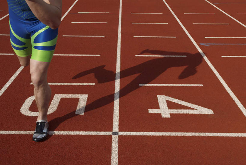 西方人,一个人,运动员,体育馆,运动场,跑,横图,俯视,室外,白天,运动服,运动鞋,锻炼,运动,鞋子,欧洲,欧洲人,仅一个男性,仅一个人,阴影,服装,光线,标志,数字,文字,影子,字符,跑道,标识,体育场,仅一个年轻男性,衣服,阳光,阿拉伯数字,服饰,田径场,休闲鞋,衣着,穿着,塑胶跑道,运动馆,衣饰,体育,男人,男性,年轻男性,白种人,体育运动员,运动选手,跑步,半身,彩图,高角度拍摄,健身,全天候田径运动跑道,运动装