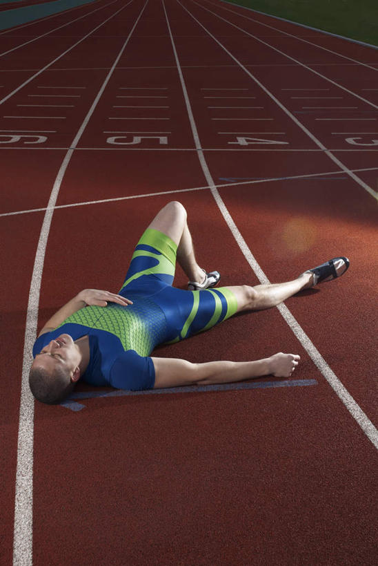 西方人,一个人,运动员,体育馆,运动场,躺,竖图,俯视,室外,白天,运动服,运动鞋,草地,草坪,植物,鞋子,欧洲,欧洲人,仅一个男性,仅一个人,服装,跑道,体育场,草,仅一个年轻男性,衣服,绿色,疲倦,服饰,田径场,休闲鞋,疲劳,疲惫,衣着,穿着,困乏,塑胶跑道,疲乏,运动馆,委顿,疲困,疲顿,疲钝,倦怠,怠倦,衣饰,卧着,男人,男性,年轻男性,白种人,体育运动员,运动选手,躺着,卧,彩图,高角度拍摄,全身,全天候田径运动跑道,运动装
