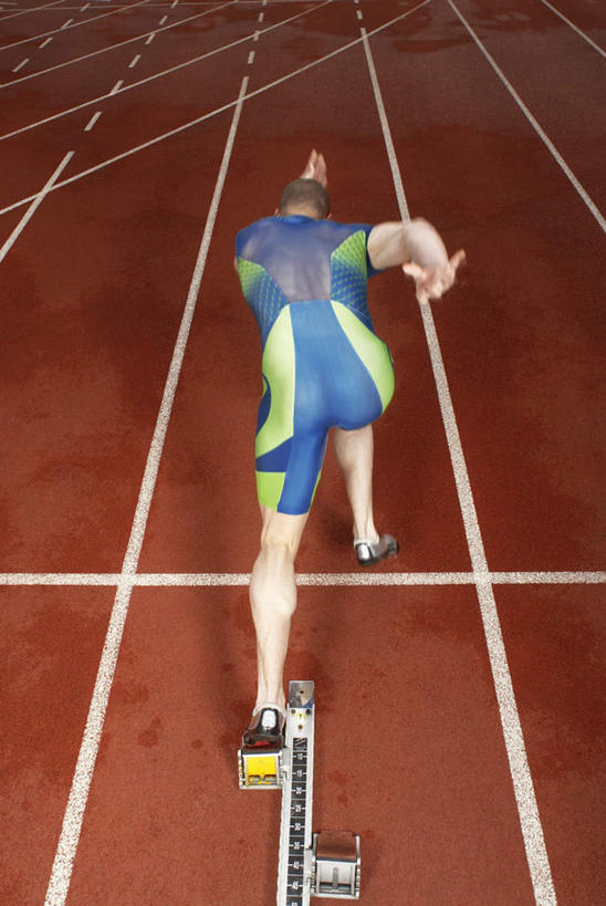 西方人,一个人,运动员,体育馆,运动场,起跑线,起点,跑,竖图,俯视,室外,白天,运动服,运动鞋,锻炼,运动,鞋子,欧洲,欧洲人,仅一个男性,仅一个人,服装,开始,起跑器,跑道,体育场,仅一个年轻男性,衣服,服饰,田径场,休闲鞋,衣着,穿着,塑胶跑道,助跑器,起始,运动馆,衣饰,体育,男人,男性,年轻男性,白种人,体育运动员,运动选手,跑步,彩图,高角度拍摄,全身,健身,起跑点,全天候田径运动跑道,运动装