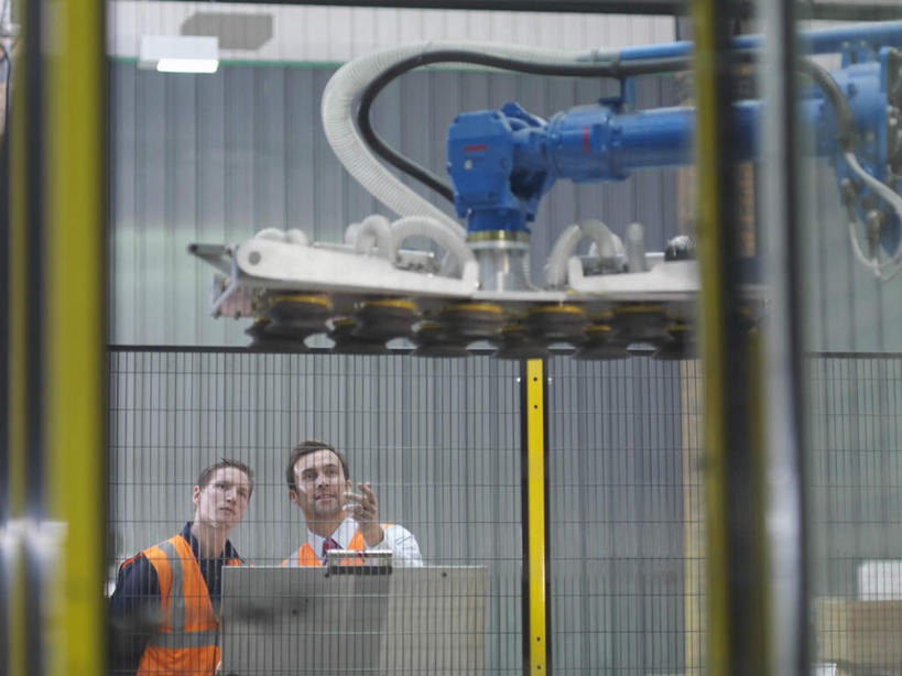 西方人,两个人,机修工,工厂,站,说,横图,室内,白天,正面,工作服,制服,讨论,机器,高科技,窗户,落地窗,橱窗,欧洲,欧洲人,科学,注视,玻璃窗,工人,观察,看,站着,机械,观看,察看,科学技术,机器人,关注,记录板,记事板,玻璃橱窗,工作制服,交流,男人,男性,年轻男性,中年男性,白种人,机械师,机修工人,沟通,讲话,交谈,商讨,说话,抬头,谈话,仰头,站立,半身,彩图,工作套服,工地,制造厂,安全服,反光背心,反光服,反光衣