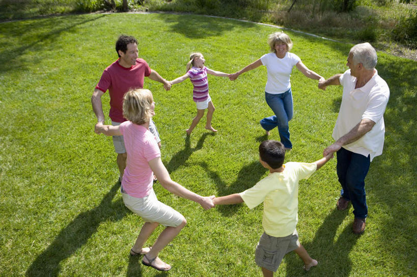 西方人,儿童,中年人,老年人,母亲,父亲,女儿,祖母,祖父,三代同堂,跑,握手,笑,微笑,露齿笑,横图,俯视,室外,白天,跳舞,纯洁,草地,草坪,美景,植物,欧洲,欧洲人,阴影,服装,环绕,围绕,光线,影子,景观,许多人,环抱,注视,休闲装,祖孙三代,草,树,树木,小孩,衣服,绿色,阳光,自然,观察,看,一群人,休闲,温暖,温馨,父女,母女,休闲服,景色,父爱,可爱,母爱,童年,童趣,服饰,生长,奶奶,爷爷,成长,观看,祖孙,和睦,察看,关注,自然风光,舞姿,童真,烂漫,无邪,外婆,外孙女,外祖母,外公,外祖父,外孙,外孙子,萦绕,天真,老年男性,老年女性,男孩,男人,男性,女孩,女人,女性,中年男性,中年女性,白种人,孩子,全家福,孙女,孙子,搀手,拉手,跑步,手拉手,手握手,半身,彩图,高角度拍摄,舞蹈,融洽,男生,女生,爸爸,多代同堂,妈妈