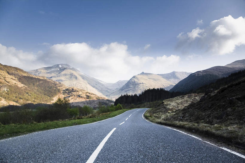 无人,横图,室外,白天,正面,消失点,旅游,度假,草地,草坪,石头,美景,山,山脉,植物,道路,路,公路,英国,欧洲,阴影,光线,石子,影子,景观,山顶,山峰,云,云朵,分界线,停车线,交通,山峦,云彩,娱乐,苏格兰,草,树,树木,蓝色,绿色,白云,蓝天,天空,阳光,自然,群山,天,享受,休闲,景色,放松,生长,晴朗,成长,车行道,车行道分界线,西欧,自然风光,标线,大不列颠,车行线,沉积岩,大不列颠及北爱尔兰联合王国,大不列颠联合王国,日不落英帝国,苏格兰王国,颠峰,极峰,水成岩,本尼维斯山,大不列颠岛,石块,岩石,晴空,马路,彩图