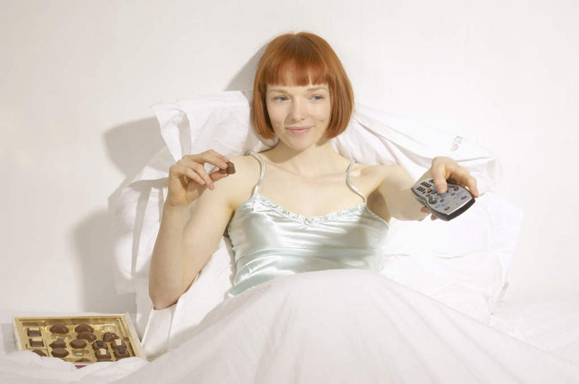 西方人,一个人,躺,笑,微笑,横图,室内,白天,正面,床,卧室,吊带,欧洲,欧洲人,仅一个年轻女性,仅一个女性,仅一个人,握,服装,纸盒,墙,双人床,食品,糖,糖果,甜点,甜品,床单,拿,拿着,注视,吊带衫,被子,墙壁,墙面,盒子,食物,衣服,白色,包装盒,遥控器,甜食,巧克力,观察,看,握着,服饰,观看,朱古力,察看,被单,衣着,穿着,关注,衣饰,卧着,年轻女性,女人,女性,白种人,躺着,卧,半身,彩图,睡房,卧房