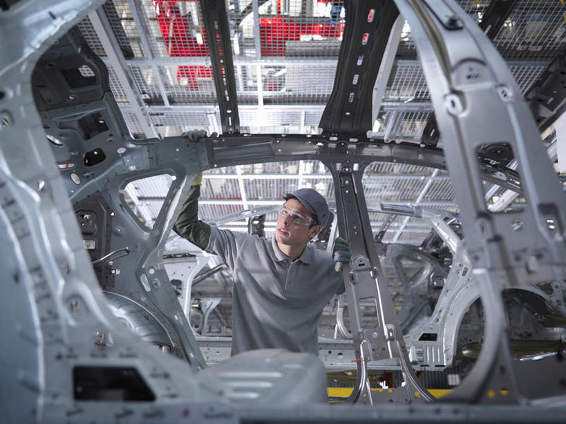 西方人,一个人,工厂,站,横图,室内,白天,仰视,安全,汽车,帽子,欧洲,欧洲人,仅一个男性,仅一个人,仅一个中年男性,握,服装,检查,眼镜,防护,拿,拿着,注视,运动帽,车,衣服,手套,交通工具,轿车,观察,看,站着,鸭舌帽,握着,服饰,观看,护目镜,保护,察看,衣着,穿着,关注,载具,保险,保全,周全,安稳,安定,防护手套,安全防护眼镜,搜检,衣饰,查察,查抄,检察,审查,平安,男人,男性,中年男性,白种人,站立,半身,彩图,低角度拍摄,工地,制造厂,防护眼镜