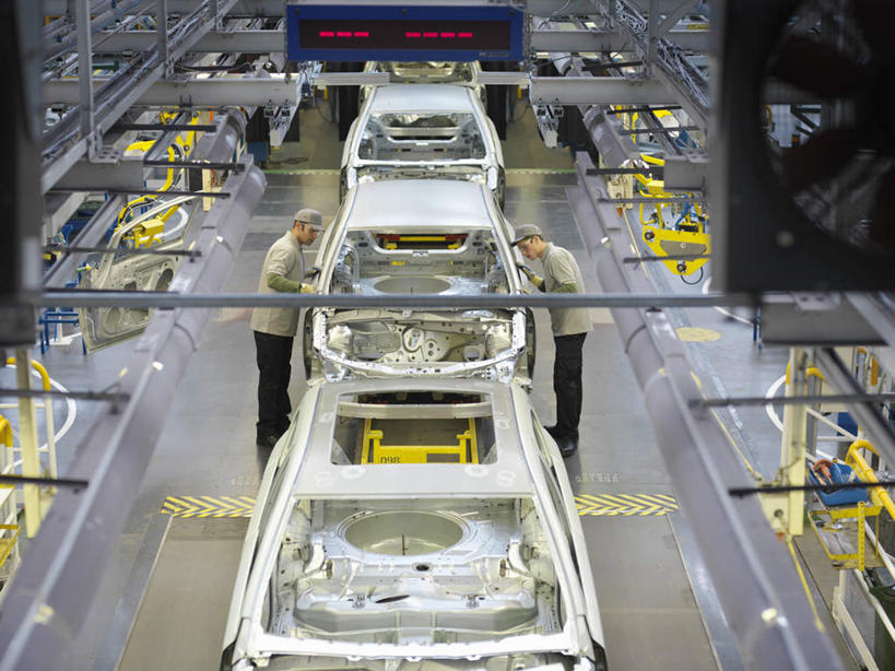 西方人,两个人,伙伴,朋友,工厂,站,横图,俯视,室内,白天,友谊,安全,合作,团队,汽车,帽子,欧洲,欧洲人,亚洲,一排,服装,检查,整齐,眼镜,防护,注视,运动帽,车,排列,衣服,手套,交通工具,轿车,观察,看,站着,鸭舌帽,战略,服饰,观看,护目镜,保护,察看,衣着,穿着,队列,关注,载具,保险,保全,周全,安稳,安定,联合,合谋,防护手套,安全防护眼镜,搜检,衣饰,查察,查抄,检察,审查,配合,平安,协作,男人,男性,年轻男性,中年男性,白种人,亚洲人,印度人,站立,彩图,高角度拍摄,全身,工地,制造厂,防护眼镜