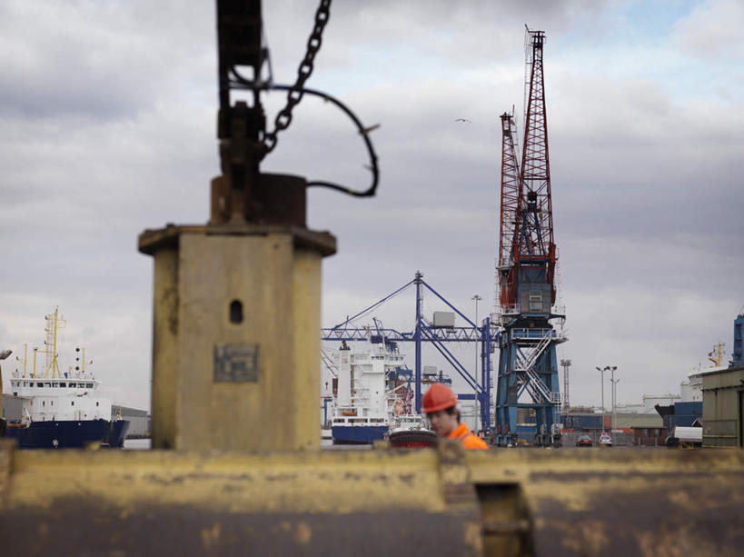 西方人,一个人,码头,站,横图,室外,白天,侧面,工作服,制服,技术,港口,建筑,帽子,欧洲,欧洲人,仅一个男性,仅一个人,头盔,云,云朵,云彩,注视,设备,施工,仅一个年轻男性,蓝色,白云,蓝天,天空,安全帽,天,观察,看,站着,机械,起重机,晴朗,观看,工程,察看,关注,工作制服,滑车,起重滑车,男人,男性,年轻男性,白种人,晴空,站立,半身,彩图,工作套服,摆渡口,埠头,渡口,渡头,港湾,海港,货运码头,口岸,商港,安全服,反光背心,反光服,反光衣