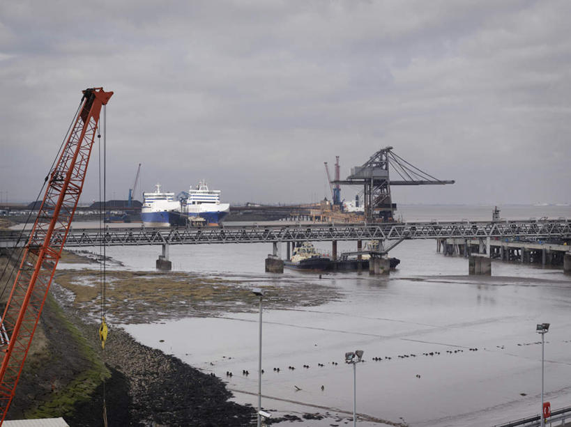 无人,码头,横图,室外,白天,正面,度假,技术,海浪,海洋,美景,城市风光,城市,港口,建筑,船,英国,欧洲,景观,浪花,乌云,云,阴天,云朵,云彩,娱乐,设备,英格兰,施工,天空,海水,交通工具,天,享受,休闲,机械,起重机,景色,放松,工程,昏暗,阴沉,西欧,载具,货船,大不列颠,海景,大不列颠及北爱尔兰联合王国,大不列颠联合王国,日不落英帝国,英吉利,滑车,起重滑车,大海,风浪,海,海水的波动,近岸浪,涌浪,彩图,摆渡口,埠头,渡口,渡头,港湾,海港,货运码头,口岸,商港,商船