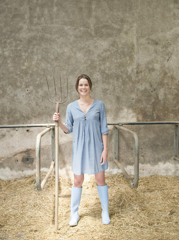 西方人,一个人,栏杆,站,笑,微笑,露齿笑,竖图,室内,白天,正面,鞋子,欧洲,欧洲人,仅一个年轻女性,仅一个女性,仅一个人,握,服装,叉子,雨鞋,雨靴,墙,围栏,干草,拿,拿着,注视,休闲装,靴子,护栏,墙壁,墙面,衣服,蓝色,草垛,观察,看,站着,休闲,休闲服,握着,服饰,观看,察看,关注,胶鞋,农具,耕具,干草垛,年轻女性,女人,女性,白种人,站立,彩图,全身,干草叉