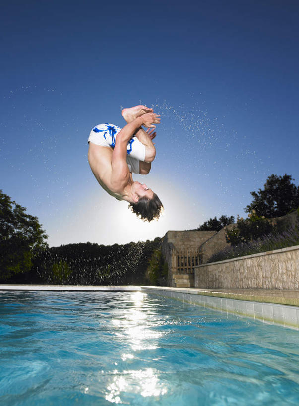 西方人,一个人,体育馆,游泳池,跳,抱,竖图,室外,白天,侧面,石头,水,植物,欧洲,欧洲人,仅一个男性,仅一个人,阴影,光线,石子,影子,水池,水面,泳池,裸露,树,树木,仅一个年轻男性,蓝色,绿色,蓝天,天空,阳光,自然,天,抬脚,生长,晴朗,成长,抱着,游泳馆,搂着,下降,裸,降落,万里无云,降低,下跌,下落,男人,男性,年轻男性,白种人,石块,岩石,晴空,晴空万里,搂,搂抱,跳跃,彩图,全身