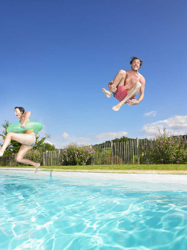 游泳,西方人,两个人,体育馆,游泳池,跳,竖图,室外,白天,仰视,泳装,比基尼,爱情,草地,草坪,水,植物,欧洲,欧洲人,握,阴影,光线,救生圈,影子,塑料,水池,水面,云,云朵,半空,浪漫,拿,云彩,拿着,注视,泳池,裸露,草,树,树木,蓝色,绿色,白云,蓝天,天空,阳光,自然,塑料制品,游泳圈,天,观察,看,温暖,温馨,恩爱,抬脚,握着,恋人,充气,生长,晴朗,成长,观看,和睦,察看,游泳馆,救生,关注,下降,裸,降落,泅水,降低,下跌,下落,男人,男性,年轻男性,年轻女性,女人,女性,白种人,情侣,晴空,跳跃,半身,彩图,低角度拍摄,三点式,泳衣,伴侣,融洽