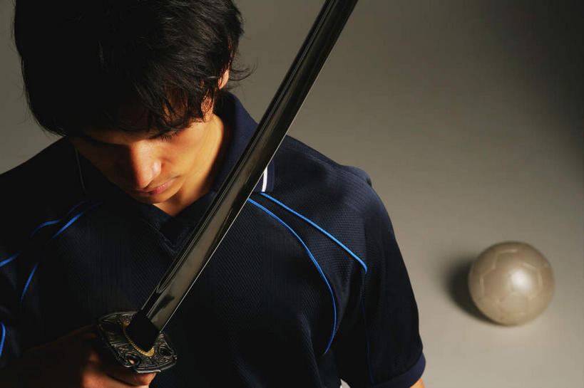 西方人,脸,头,脸颊,一个人,运动员,站,举,横图,俯视,室内,白天,运动服,锻炼,运动,竞争,足球,欧洲,欧洲人,仅一个男性,仅一个人,对抗,握,阴影,服装,冲突,反射,武士刀,影子,刀具,足球装备,拿,拿着,注视,破坏,运动器械,仅一个年轻男性,一个,衣服,白色,刀,观察,看,托,站着,健身器械,武器,战争,盯,握着,服饰,单个,观看,瞪,损坏,察看,攻击,威胁,衣着,穿着,对立,关注,矛盾,兵器,防御,健身器材,日本刀,敌对,挫败,斗争,抗拒,抗衡,冷兵器,蹴鞠,凶器,杀伤,威慑,东洋刀,东瀛刀,日本武士刀,衣饰,体育,危险,足球运动,男人,男性,年轻男性,白种人,头部,脸部,脸蛋,面部,体育运动员,运动选手,举起,举手,举着,向上举,向上伸,向上托,站立,半身,彩图,高角度拍摄,健身,运动器材,运动装